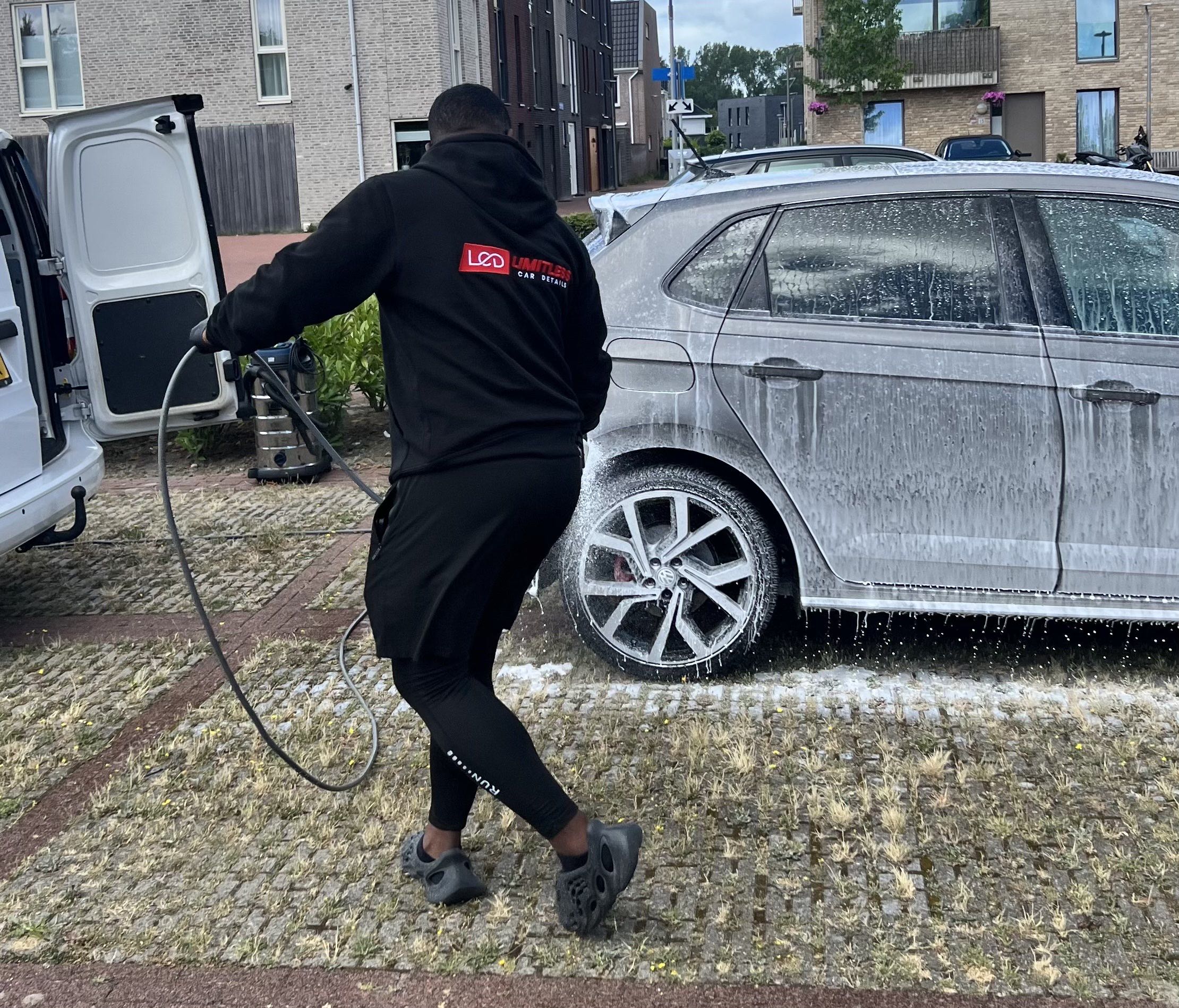 Werkbus van Limitless Car Details onderweg