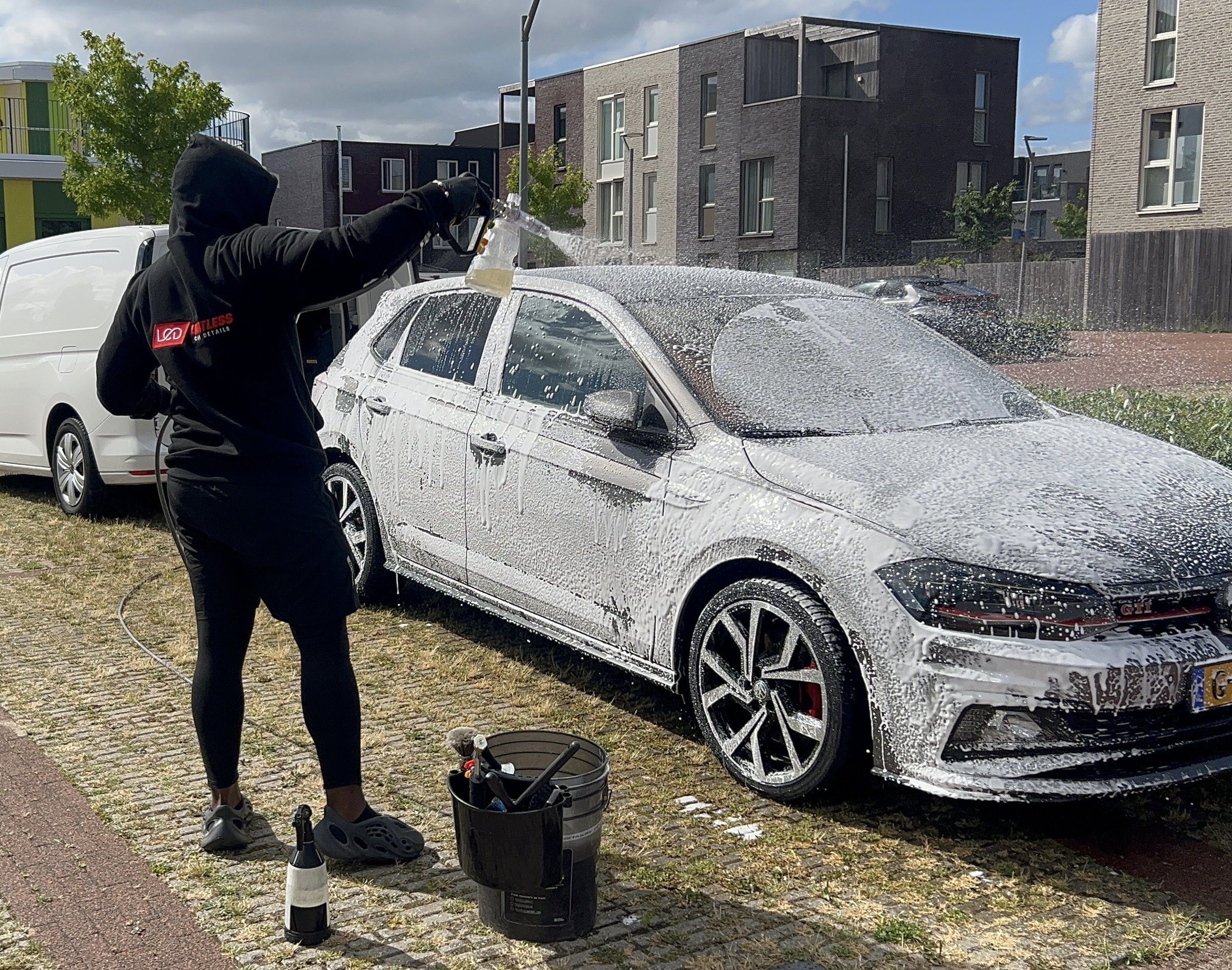 Specialist van Limitless Car Details aan het werk